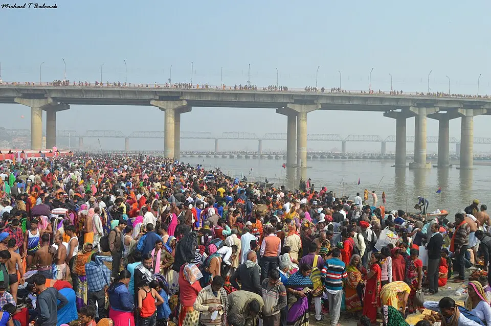 Pilgrims crowding near Shastri Bridge during the Kumbh Mela of 2019 at Prayagraj