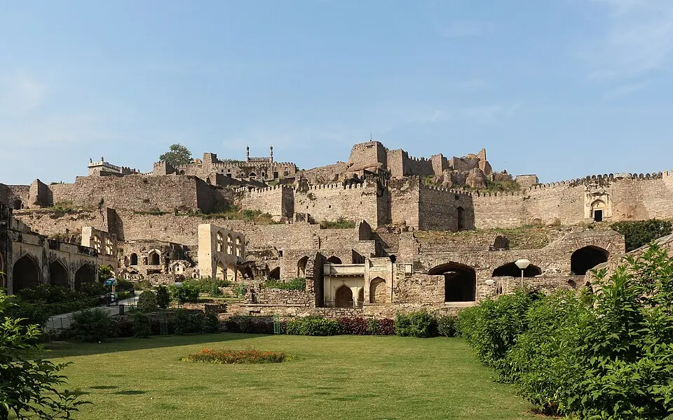 Golconda fort: The granite fortress Sultan Quli rebuilt from a mud fort, which Ibrahim Quli Qutb Shah made a fortified city.