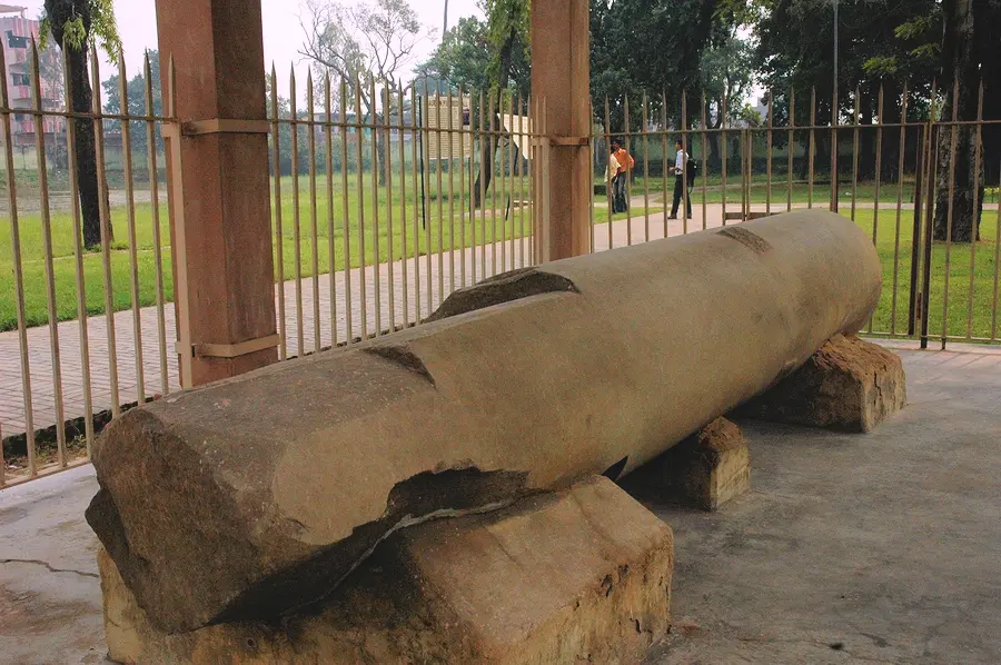 A Mauryan pillar from Kumhrar: Remains at Kumhrar, near Patna, suggest pillared halls and large structures.