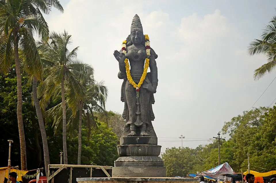 Kannagi at Poompuhar: The Silappatikaram tells of Kannagi and Kovalan in Puhar, Madurai and Vanji; Senguttuvan is said to have brought Himalayan stone for her statue.