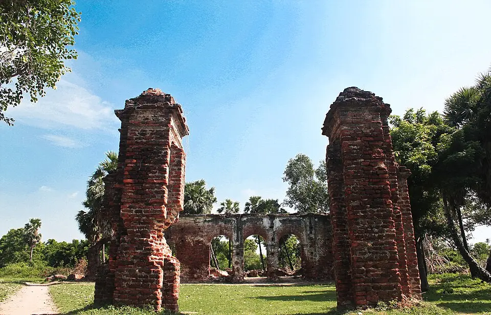 The Arikamedu site today: At Arikamedu, near Puducherry, excavation found Roman amphorae, Arretine ware, Roman lamps and glass beads alongside Indian pottery; the standing ruins are of a much later building.