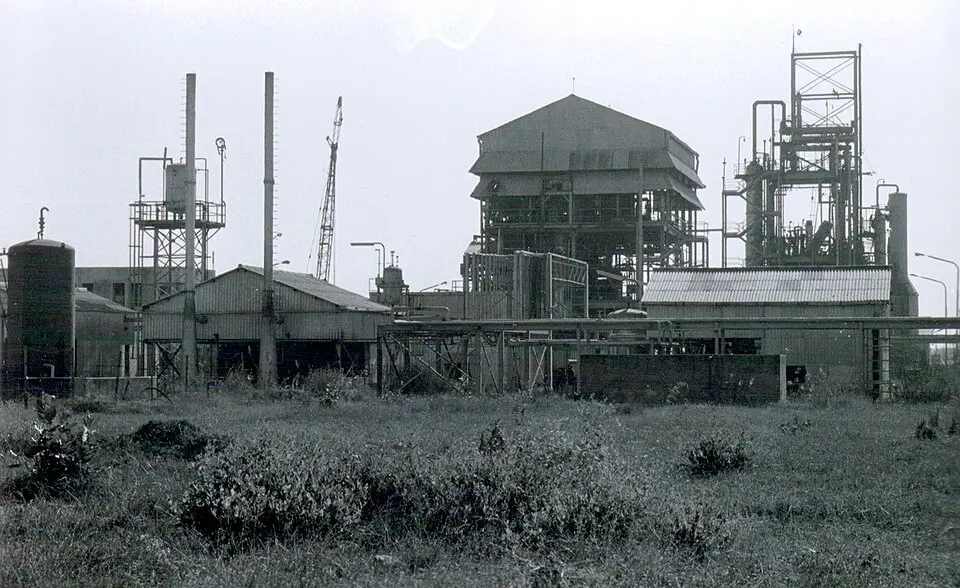 The Union Carbide pesticide factory in Bhopal in 1985
