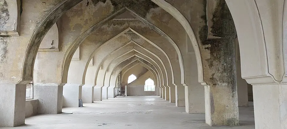 The Gulbarga Jama Masjid: The roofed interior of 1367, arcades on wide low arches with no open courtyard.