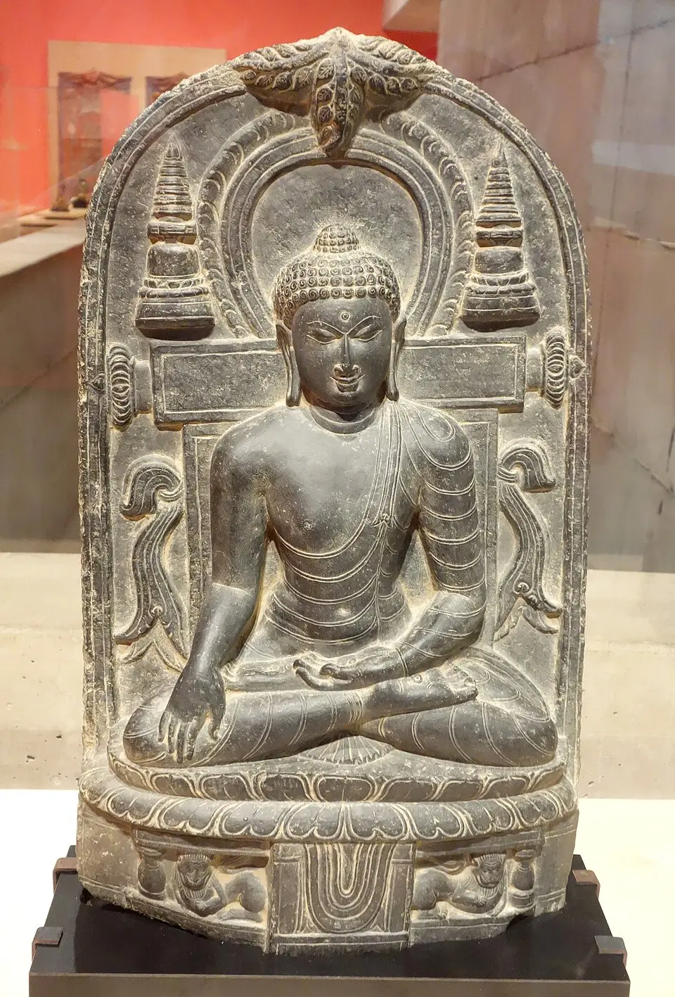 Buddha in black stone, Pala period, eleventh century