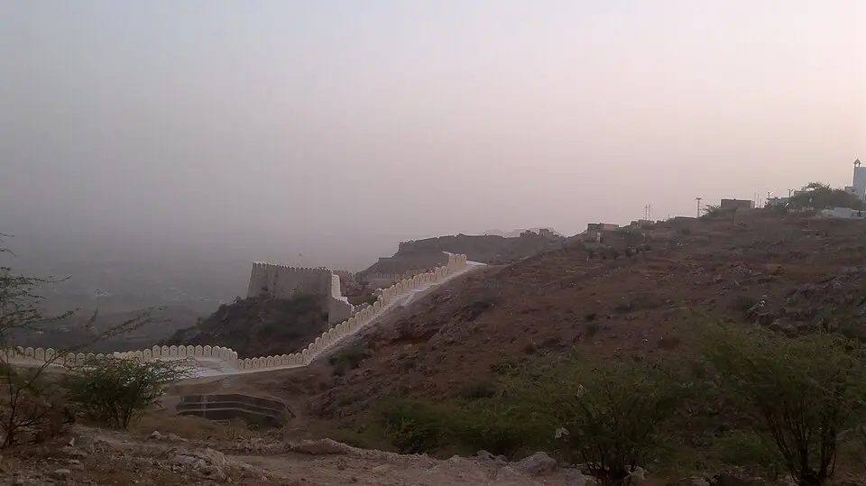 Taragarh fort, Ajmer: The walls of Taragarh running along the hill above Ajmer, the Chahamana capital.