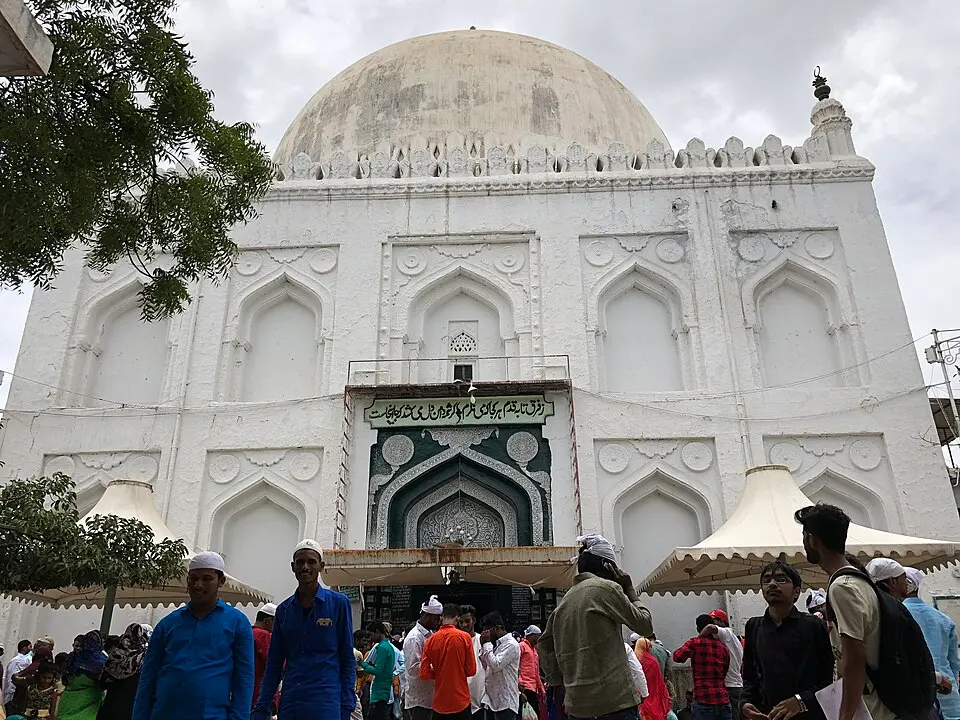 Gesudaraz's dargah at Gulbarga: The dargah of Gesudaraz at Gulbarga, who carried the Chishti order to the Deccan under the Bahmanis.