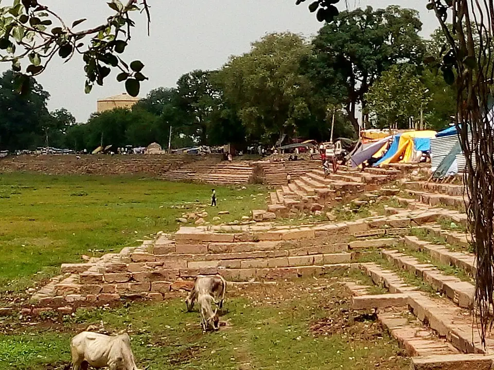 Kirat Sagar, Mahoba: The stone stepped bank of the Kirat Sagar, one of the Chandella lakes of Mahoba.