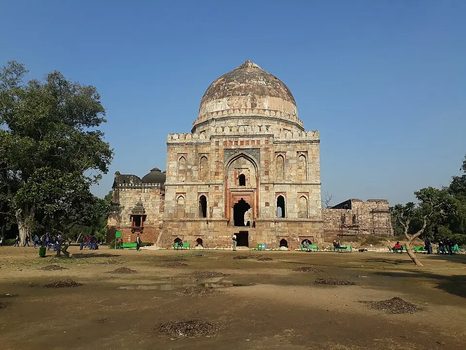 Bara Gumbad, Lodi Gardens: 1494: one of the most important late Sultanate tombs in the Lodi Gardens.