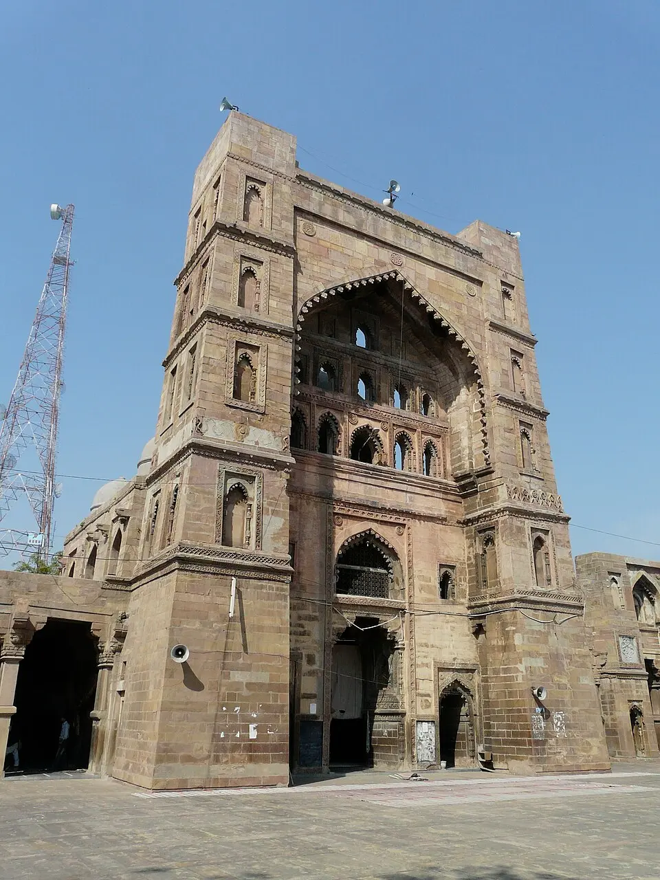 Atala Masjid, Jaunpur: The central propylon of the Atala Masjid, completed by Ibrahim Shah Sharqi in 1408, the prototype of the Sharqi style.