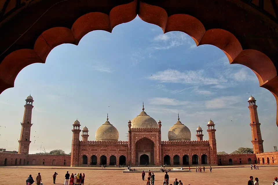 The Badshahi Mosque, Lahore: Aurangzeb's mosque of 1671 to 1673, among the largest in the world, answering Shah Jahan's Jama Masjid.