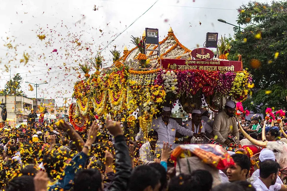 Warkari pilgrims on the wari to Pandharpur